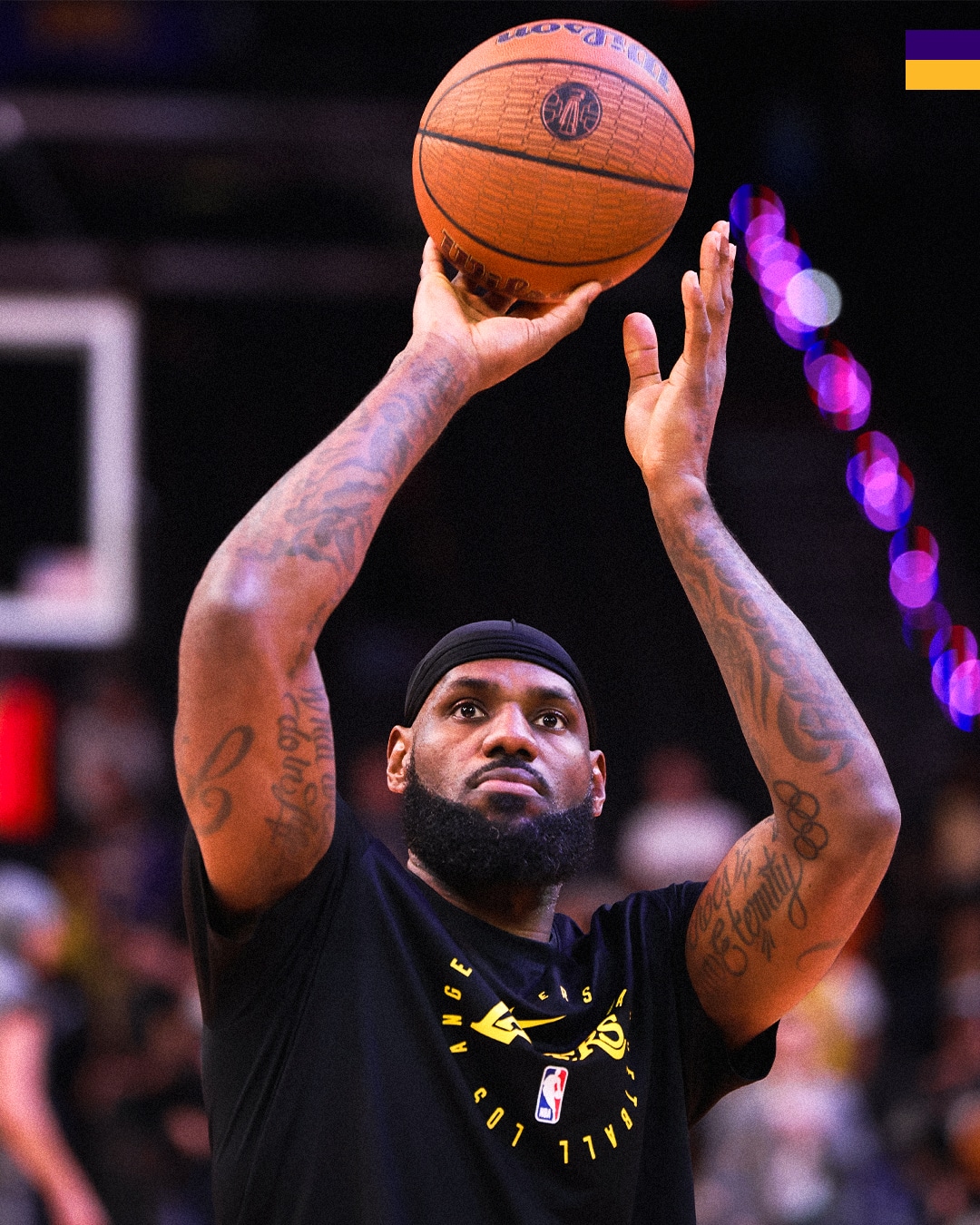 LeBron James en calentamiento con los Lakers.