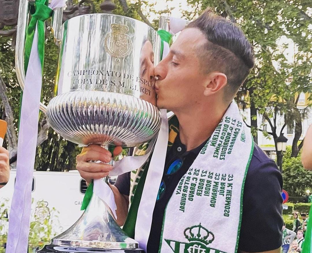 ANDRÉS GUARDADO CON EL TROFEO DE LA COPA DEL REY QUE LEVANTÓ EN EL REAL BETIS DE LA LIGA DE ESPAÑA