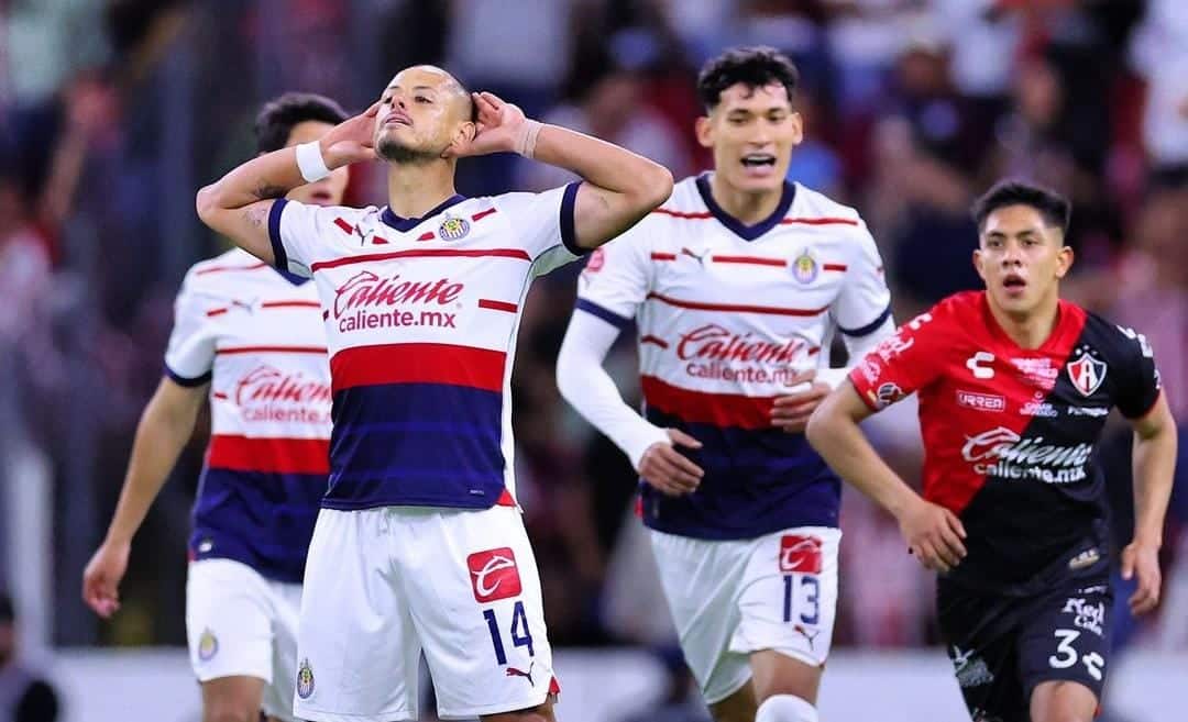 JAVIER HERNÁNDEZ YA SABE LO QUE ES ANOTAR EN UN CHIVAS FRENTE AL ATLAS EN EL CLÁSICO TAPATÍO