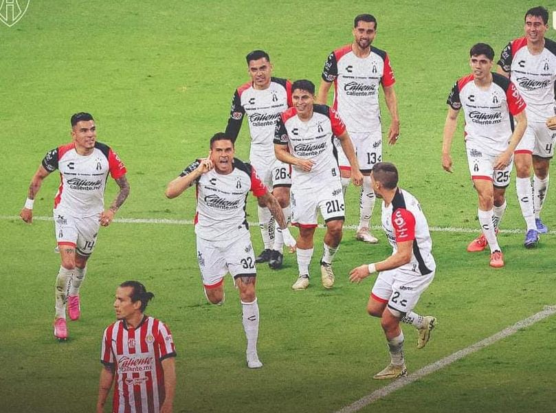 ATLAS DE ÚLTIMO MINUTO LE PEGA A LAS CHIVAS CON PENAL DE ALDO ROCHA Y AVANZA EN EL PLAY IN