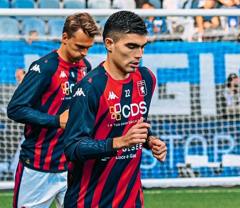 Johan Vásquez en entrenamiento del Genoa.