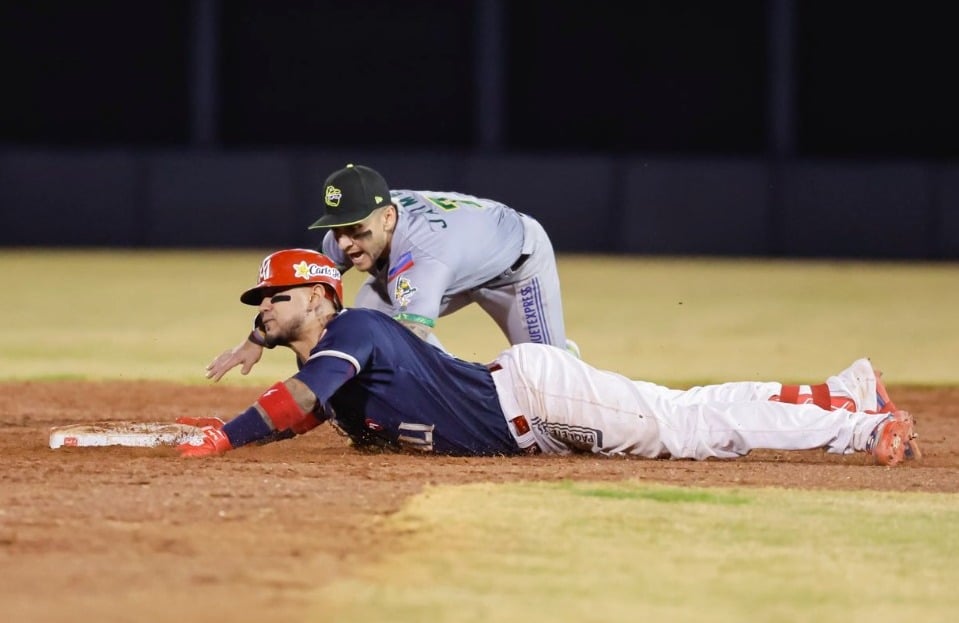 Isaac Rodríguez en jugada en la segunda base.