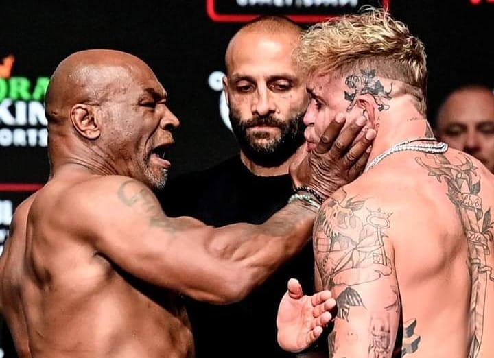 Mike Tyson le da tremenda cachetada a Jake Paul en el pesaje.