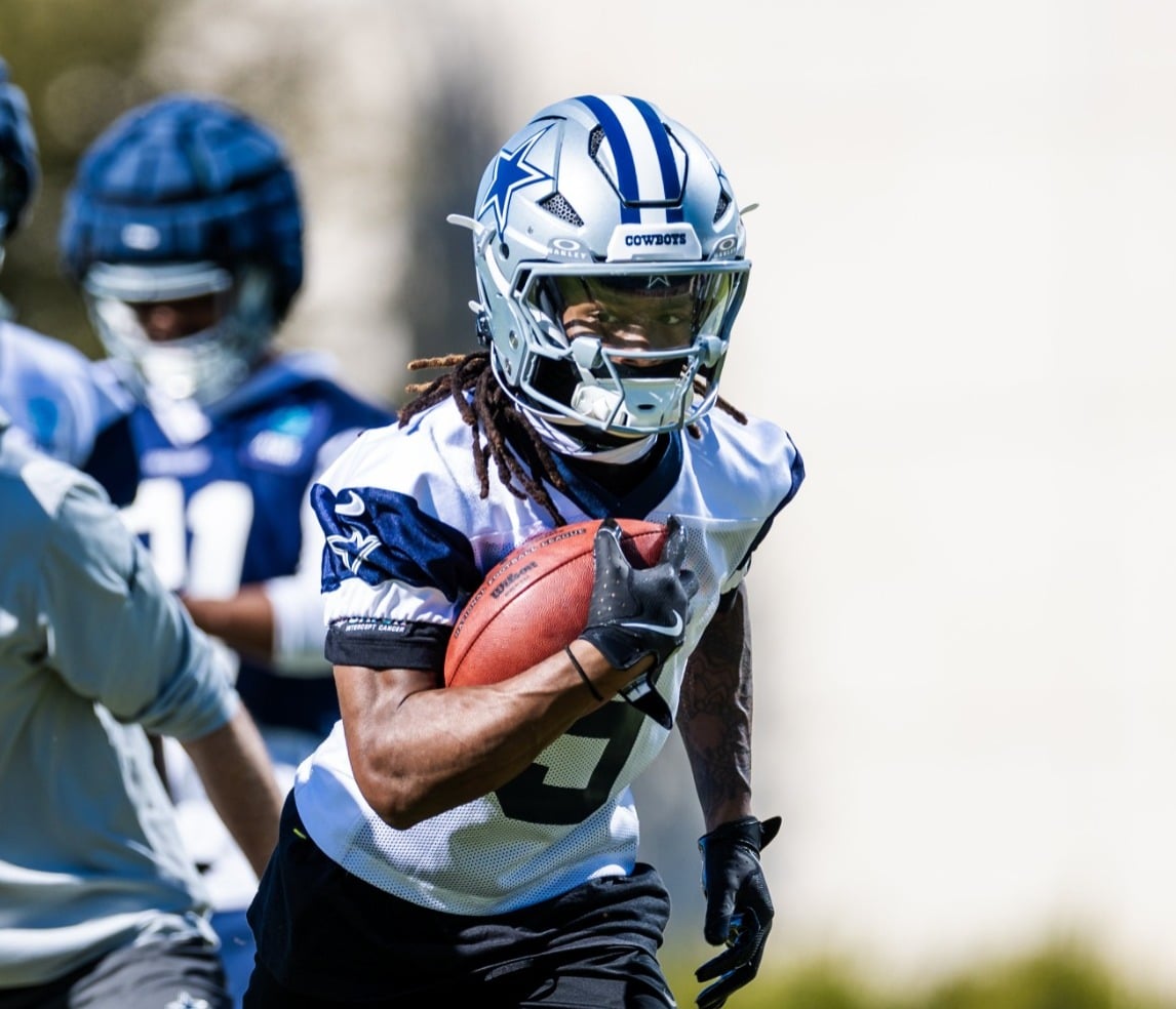 Los Jugadores de los Dallas Cowboys se mantienen entrenando para la Semana 12.