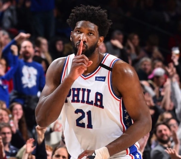 Joel Embiid de los 76ers se pierde partidos contra los Nets y Clippers por inflamación en la rodilla.