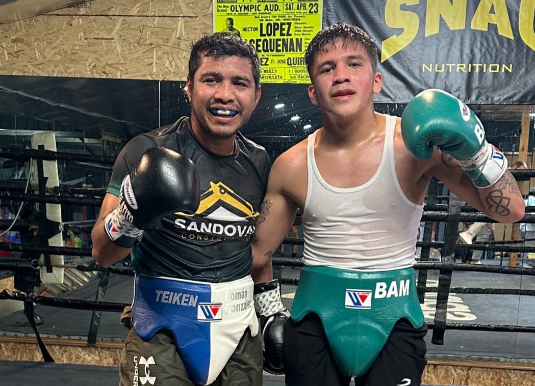 Román González 'Chocolatito' y Jesse 'Bam' Rodríguez, ayudándose a preparar sus próximos combates (contra Rober Barrera y 'Gallo' Estrada respectivamente).