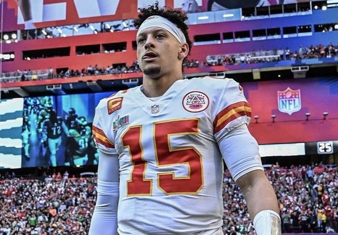 El quarterback de los Kansas City Chiefs fue uno de los últimos en utilizar los brazos a la moda para celebrar un touchdown.