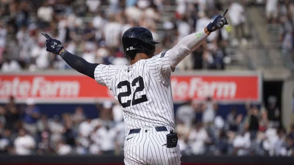 JUAN SOTO CELEBRA UN JONRÓN