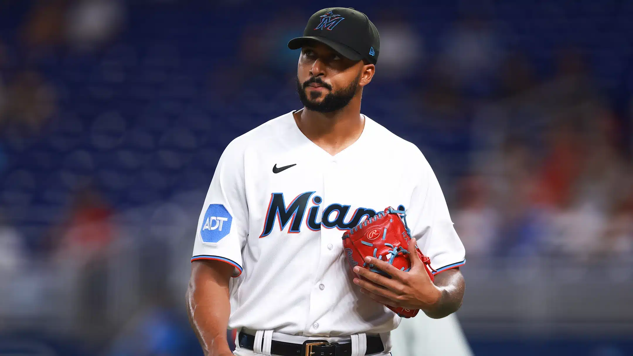 SANDY ALCÁNTARA LANZANDO CON LOS MARLINS