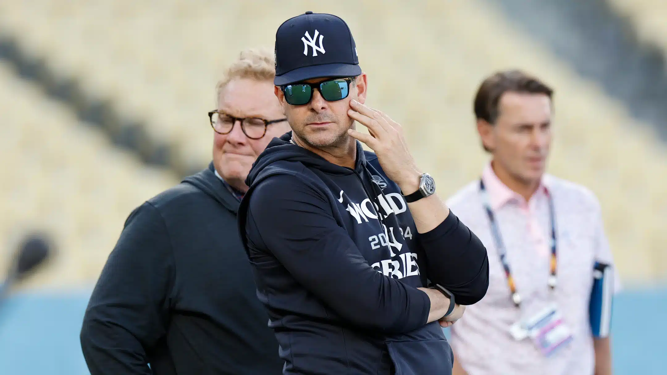 AARON BOONE MANAGER DE LOS YANKEES PENSATIVO