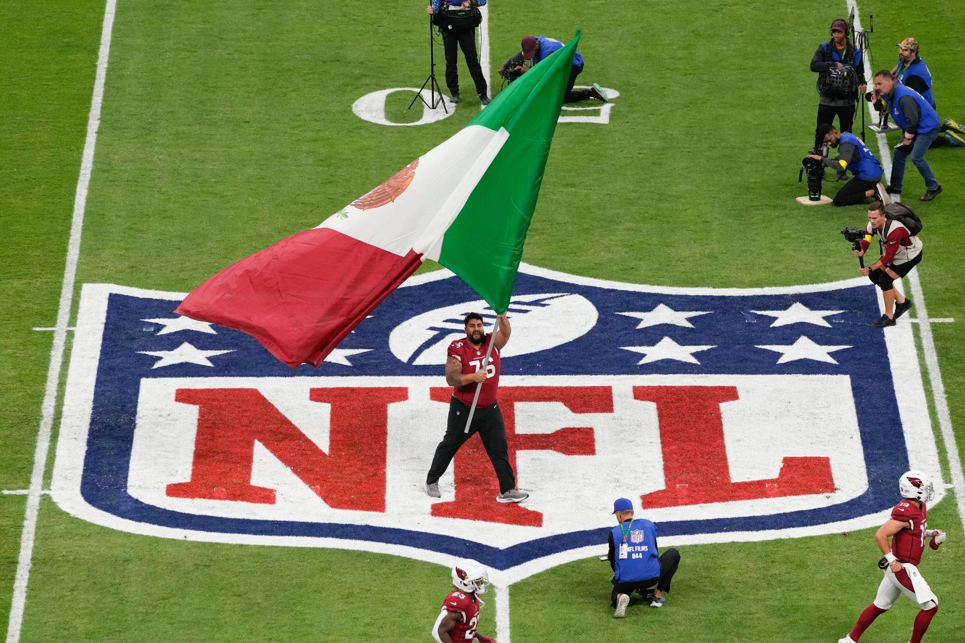 Emilio Azcárraga adelanta el regreso de la NFL al Estadio Azteca.