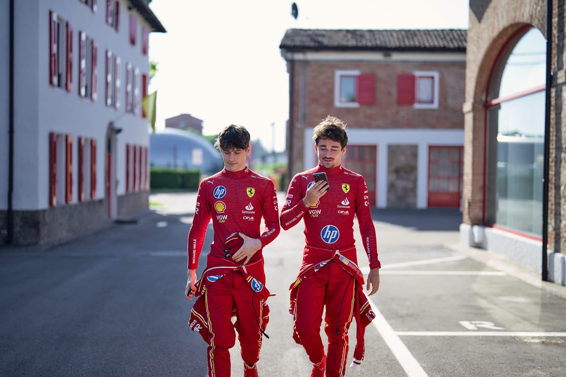 CHARLES Y ARTHUR LECLERC FERRARI 2024