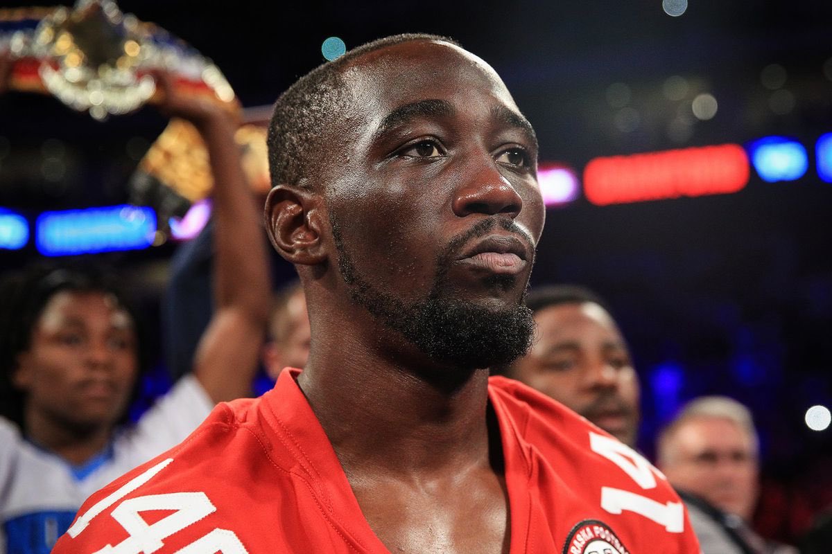 Crawford no descarta quedarse a intercambiar golpes con Canelo en una posible pelea.