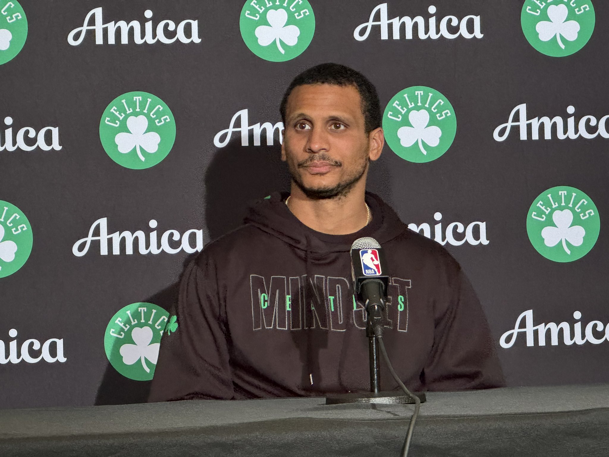 NBA multa al entrenador de los Celtics, Joe Mazzulla, por comentarios a los árbitros.