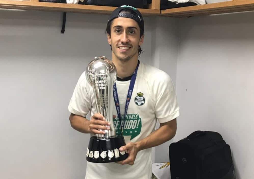 JOSÉ ABELLA YA SABE LO QUE ES SER CAMPEÓN DEFENDIENDO LA PLAYERA DEL CLUB SANTOS EN LA LIGA MX