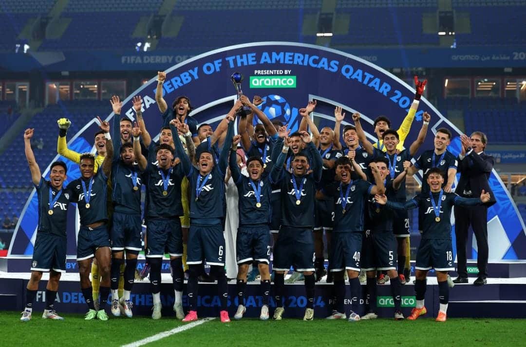 EL CLUB PACHUCA RECIBIÓ EL CAMPEONATO DEL DERBY DE LAS AMÉRICAS TRAS VENCER AL BOTAFOGO QUIEN ES CAMPEÓN DE LA COPA LIBERTADORES