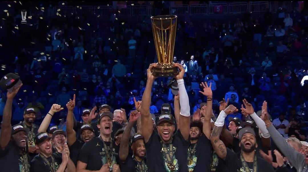 LOS MILWAUKEE BUCKS VUELVEN A LEVANTAR OTRO CAMPEONATO DE LA NBA SIENDO EL SEGUNDO DESDE LA LLEGADA DE SU ESTRELLA GIANNIS ANTETOKOUNMPO FRENTE A OKLAHOMA CITY