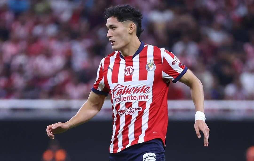 CHIQUETE OROZCO YA ESTABA CON MEDIO PIE EN EL CRUZ AZUL PERO POR UN PROBLEMA ECONÓMICO PODRÍA QUEDARSE A JUGAR CON CHIVAS EL CLAUSURA 2025