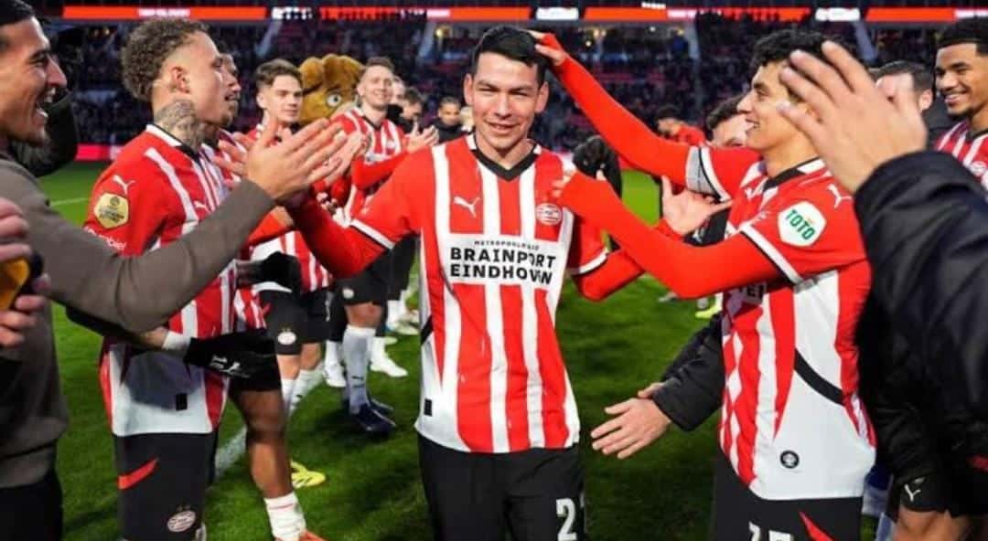 HIRVING LOZANO SE LLEVÓ EL CARIÑO DE TODOS SUS COMPAÑEROS DURANTE SU DESPEDIDA DEL PSV EN LA EREDIVISIE DE HOLANDA 