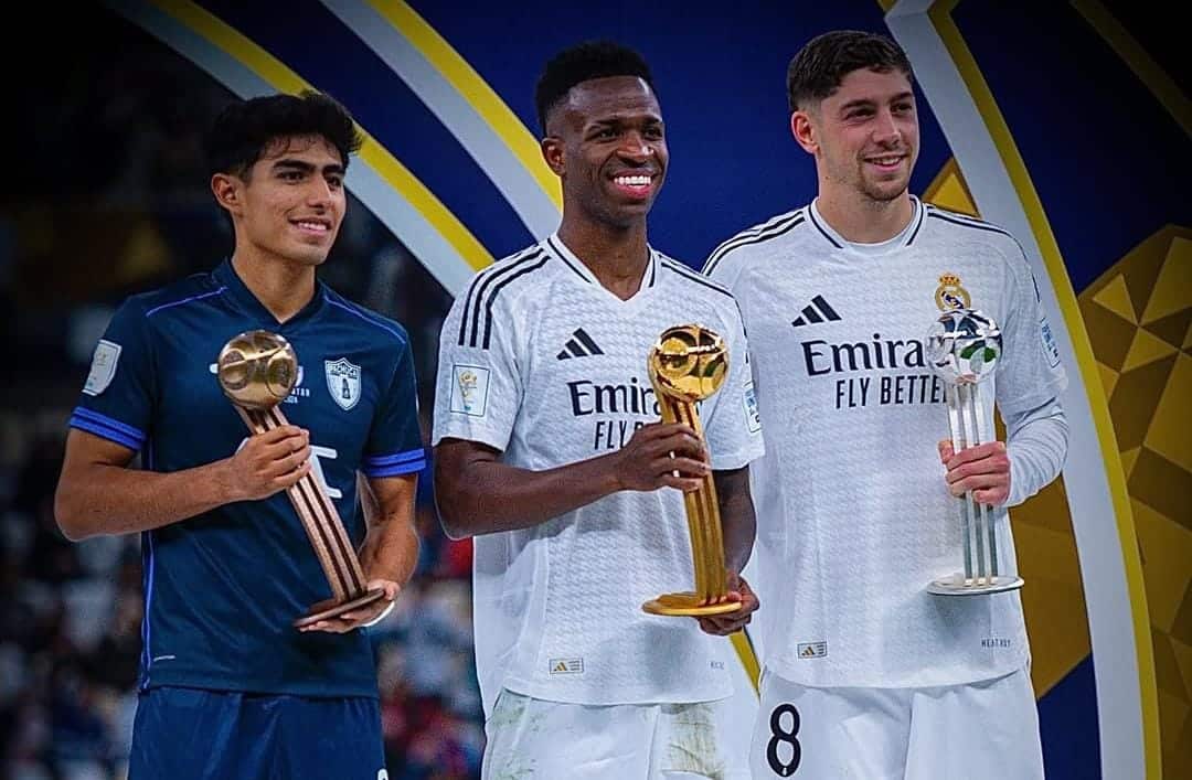 ELÍAS MONTIEL RECIBIENDO SU BALÓN DE BRONCE JUNTO A VINICIUS Y VALVERDE DEL REAL MADRID EN LA FINAL DE LA COPA INTERCONTINENTAL 2024