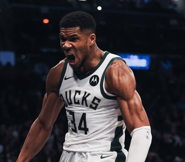 Milwaukee Bucks juega hoy las semifinales de la NBA Cup.