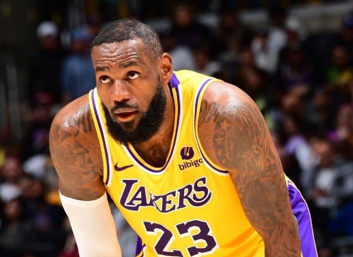 LeBron James supera marca de minutos jugados en la duela.