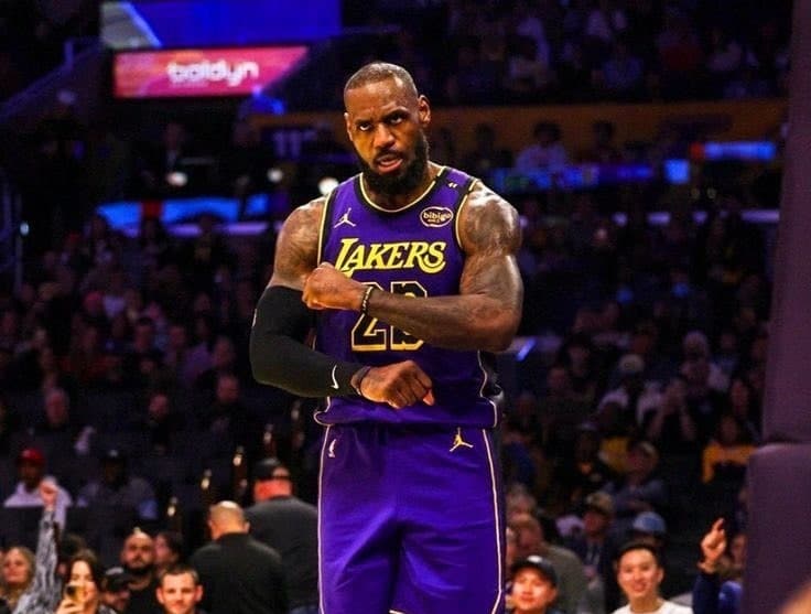 LeBron James cumple 40 años de edad y sigue siendo una estrella en la NBA.