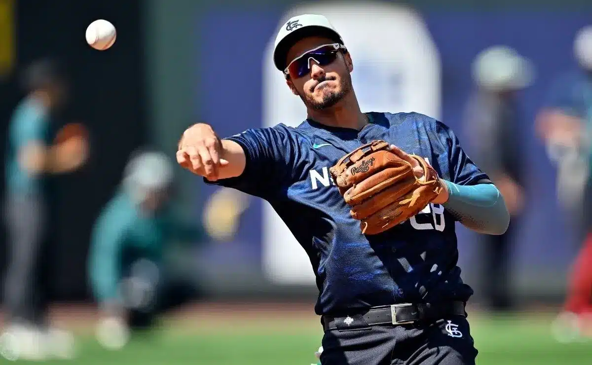 ARENADO TIRA A LA PRIMERA BASE