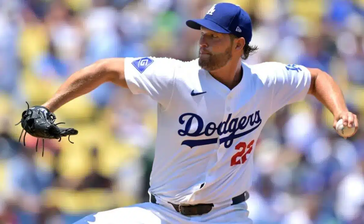 CLYATON KERSHAW LANZANDO CON LOS DODGERS