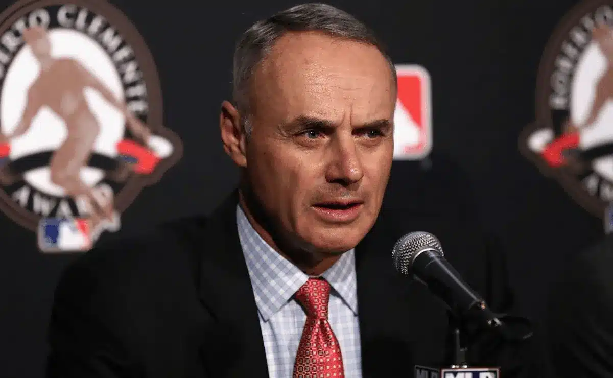 ROB MANFRED Y SU BATE DE ORO