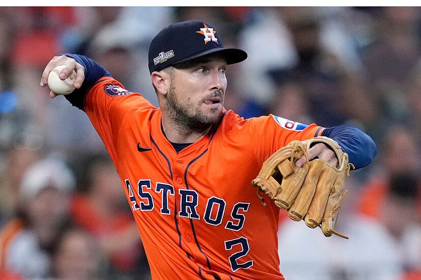 ALEX BREGMAN TIRA A LA PRIMERA BASE