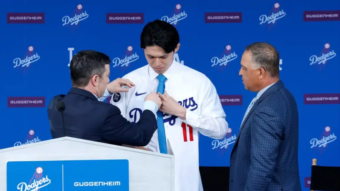 ROKI SASAKI ES PRESENATDO CON LOS DODGERS