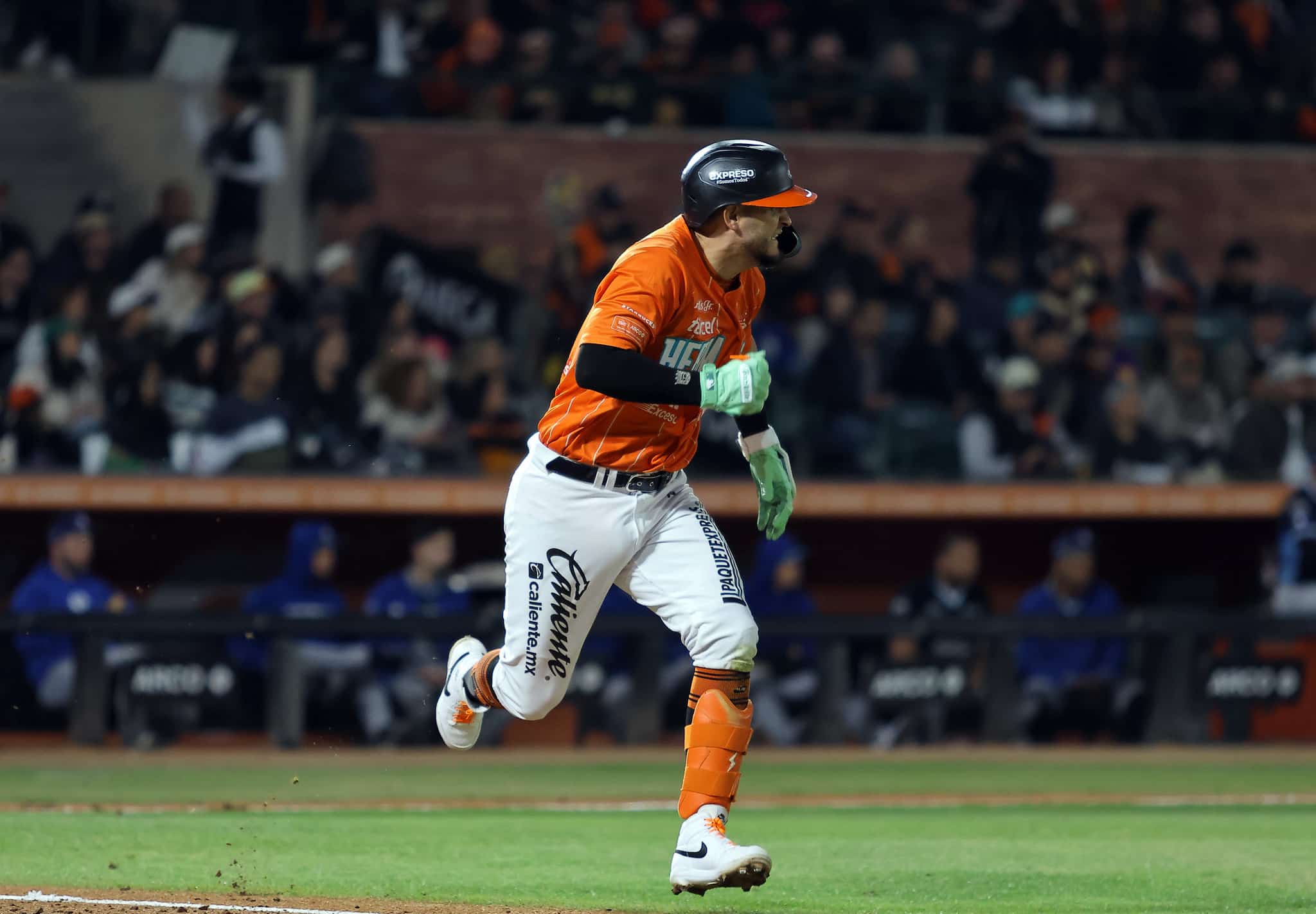 NARANJEROS EMPAREJO LA SERIE A UNO