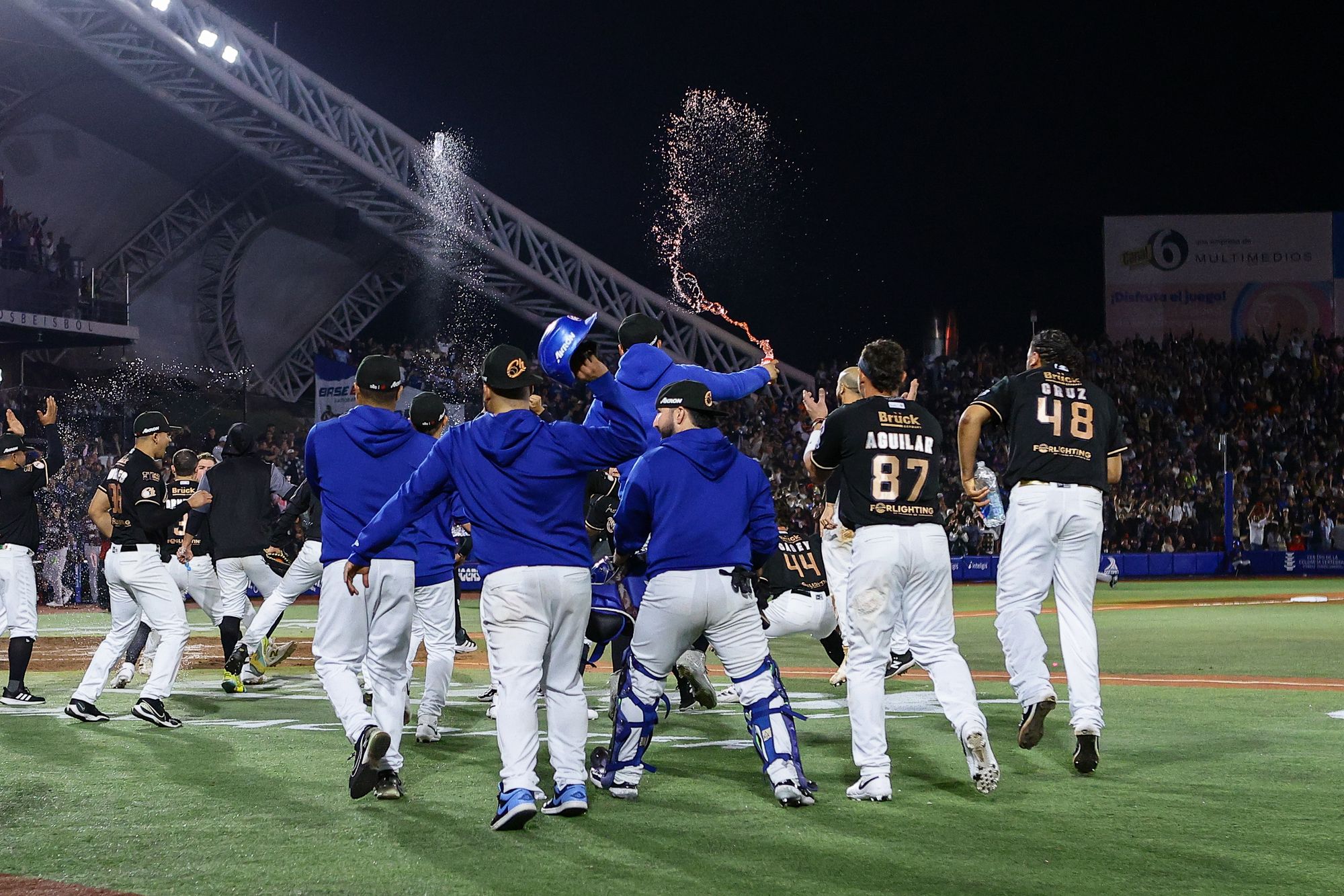 CHARROS FESTEJA LA VICTORIA