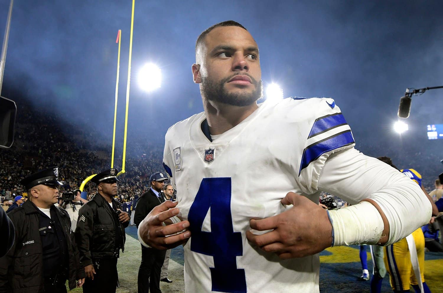 Cowboys buscan renegociar contrato de Dak Prescott para mantener figuras.