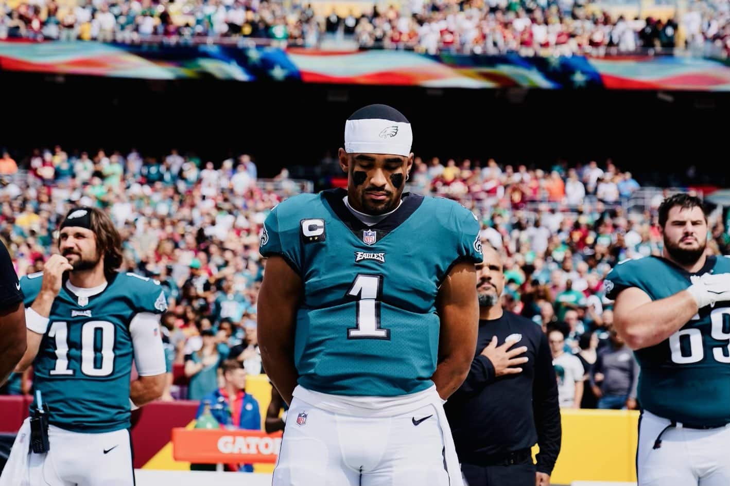 El mariscal de campo de los Eagles, Jalen Hurts, supera el protocolo de conmoción cerebral y será titular.