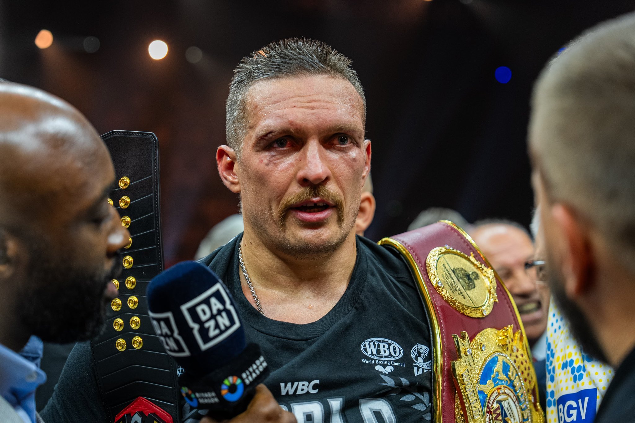 Oleksandr Usyk sorprendió al mundo al confesar que será futbolista profesional tras su retiro del ring.