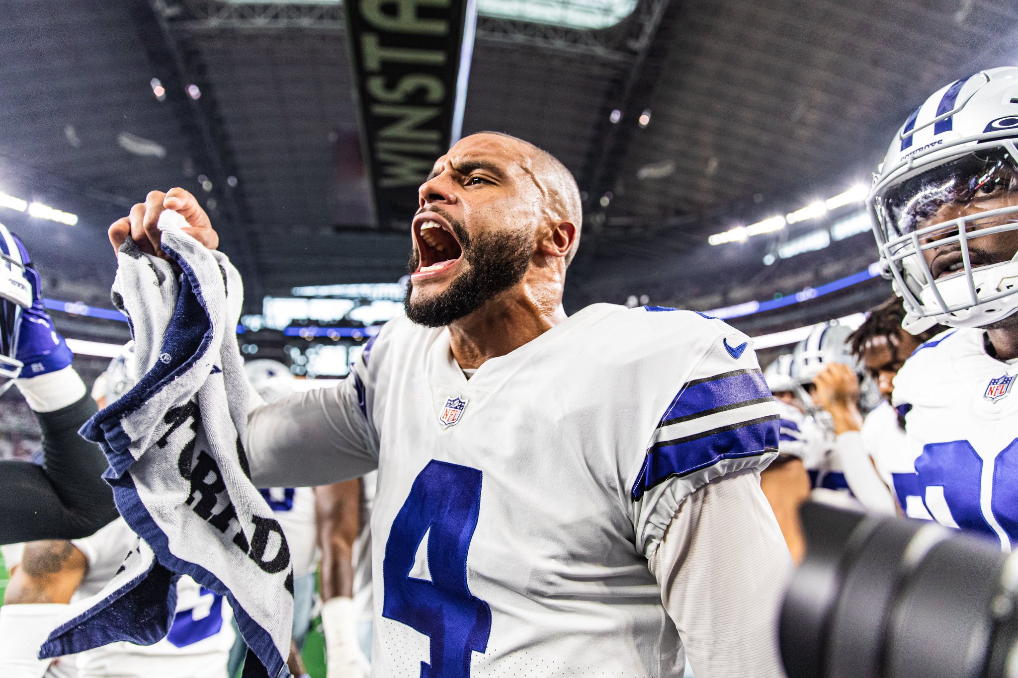 Dak Prescott tuvo un reajuste en su salario con los Cowboys.