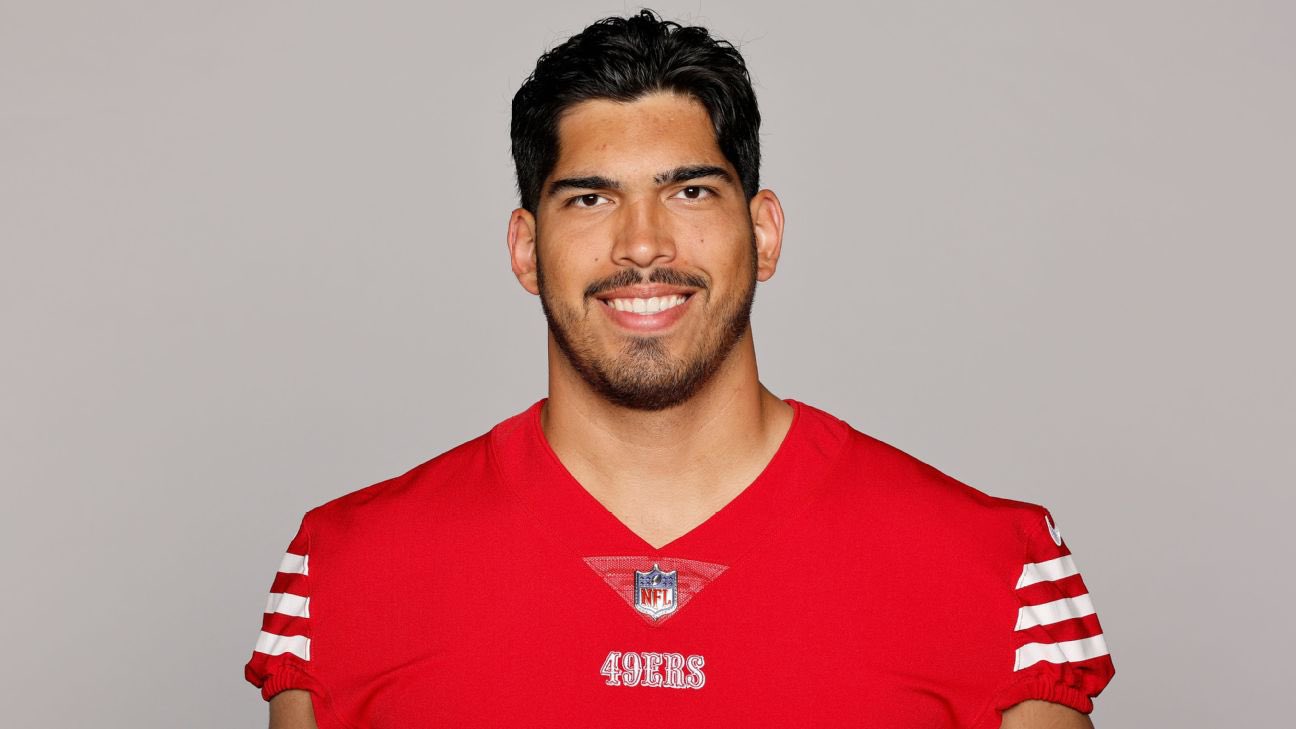 Isaac Alarcón renueva su contrato con los 49ers.