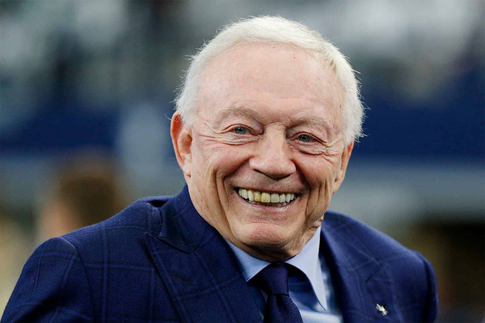 El dueño de los Cowboys, Jerry Jones, no permitió que Mike McCarthy fuera entrevistado para el puesto de entrenador en jefe de los Bears y lo despidió días después. Nada de clase.