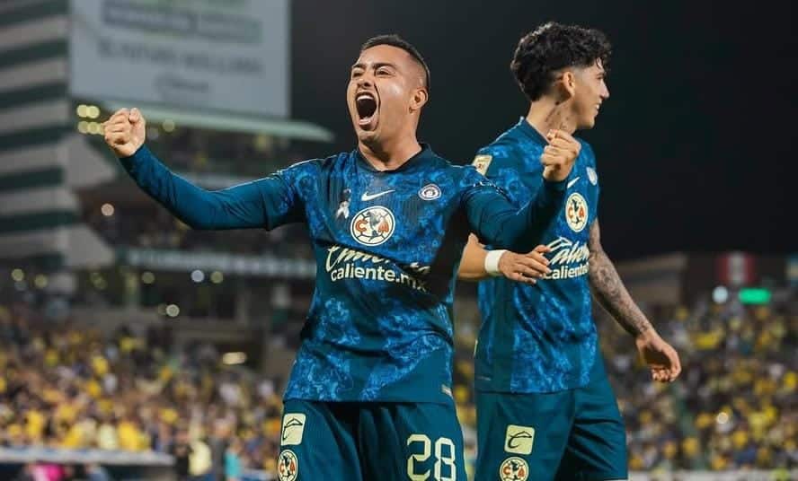 ERICK SÁNCHEZ CONVIRTIÓ UNO DE LOS GOLES DEL CLUB AMÉRICA EN LA VICTORIA FRENTE AL SANTO LAGUNA EN LA LIGA MX