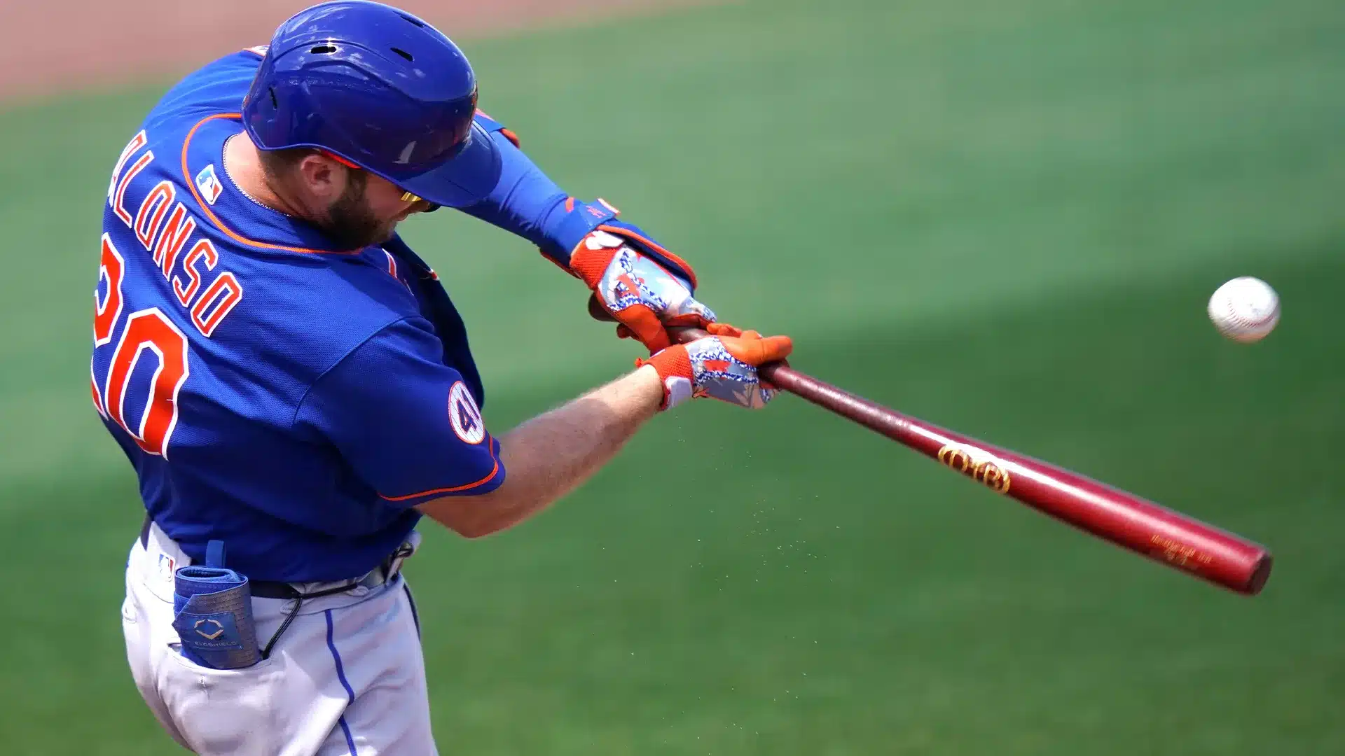 PETE ALONSO CONECTA LA BOLA CON FUERZA