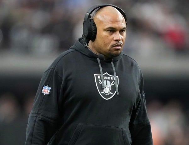 Los Raiders le dan las gracias a Antonio Pierce.