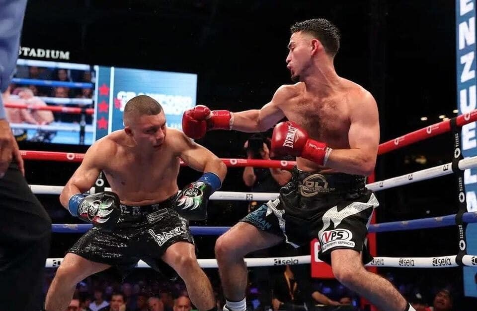 Isaac Cruz en su pelea ante José 'Rayo' Valenzuela.