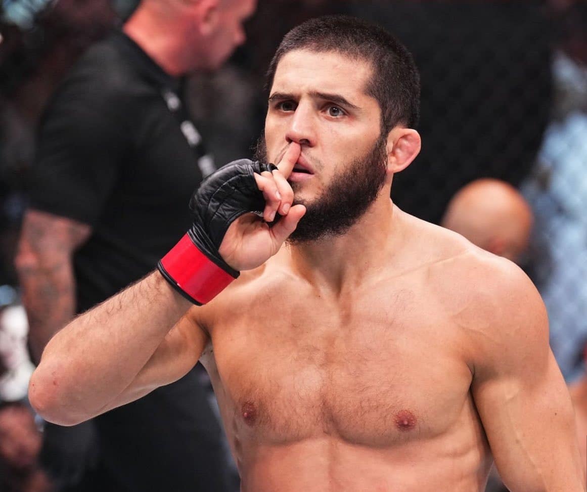 Islam Makhachev ahora tiene la mayor cantidad de victorias en peleas por el título en la historia de peso ligero de UFC con cinco.