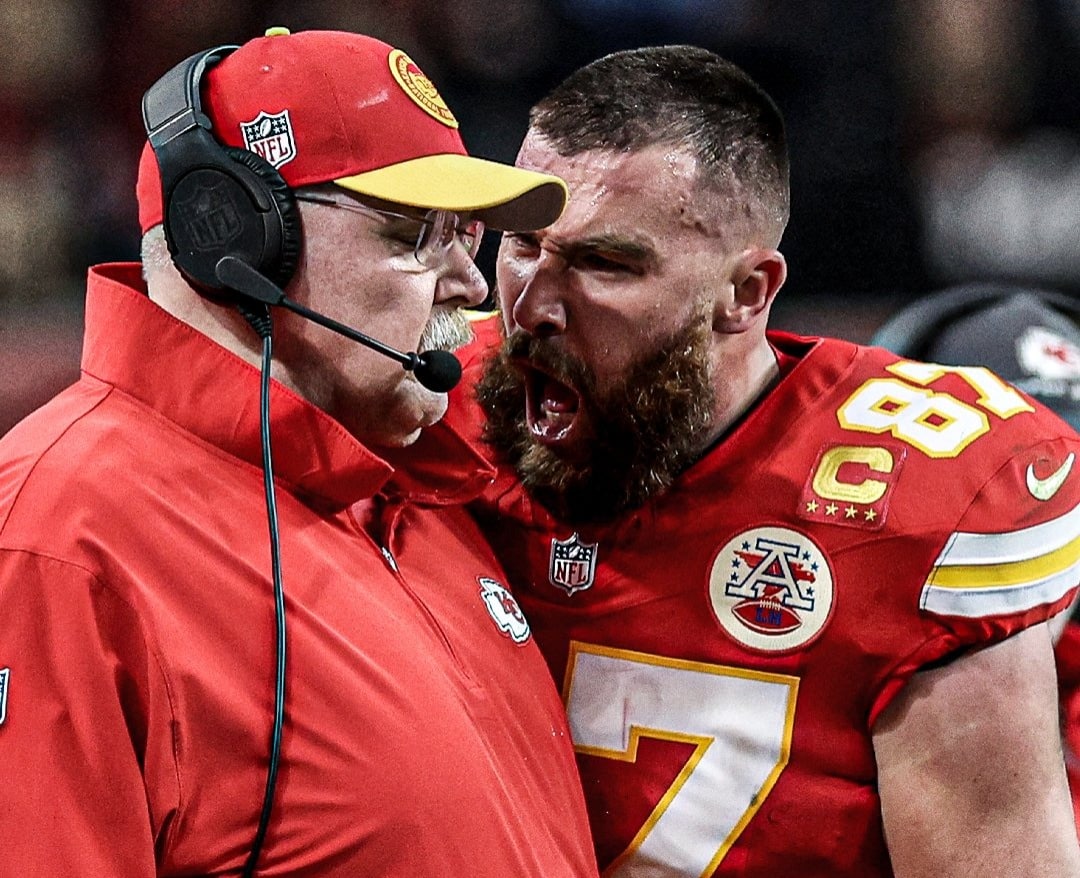 El festejo fue redondo tras el triunfo en el Arrowhead Stadium para los Jefes y es que, el head coach Andy Reid catapultó su victoria número 300 en la NFL.