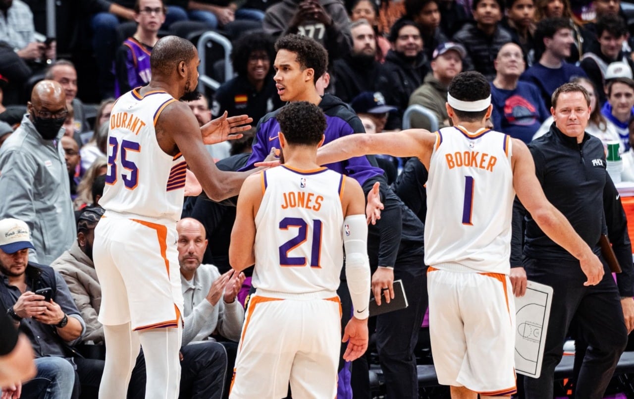 Los Suns invaden la duela de Brooklyn hoy.