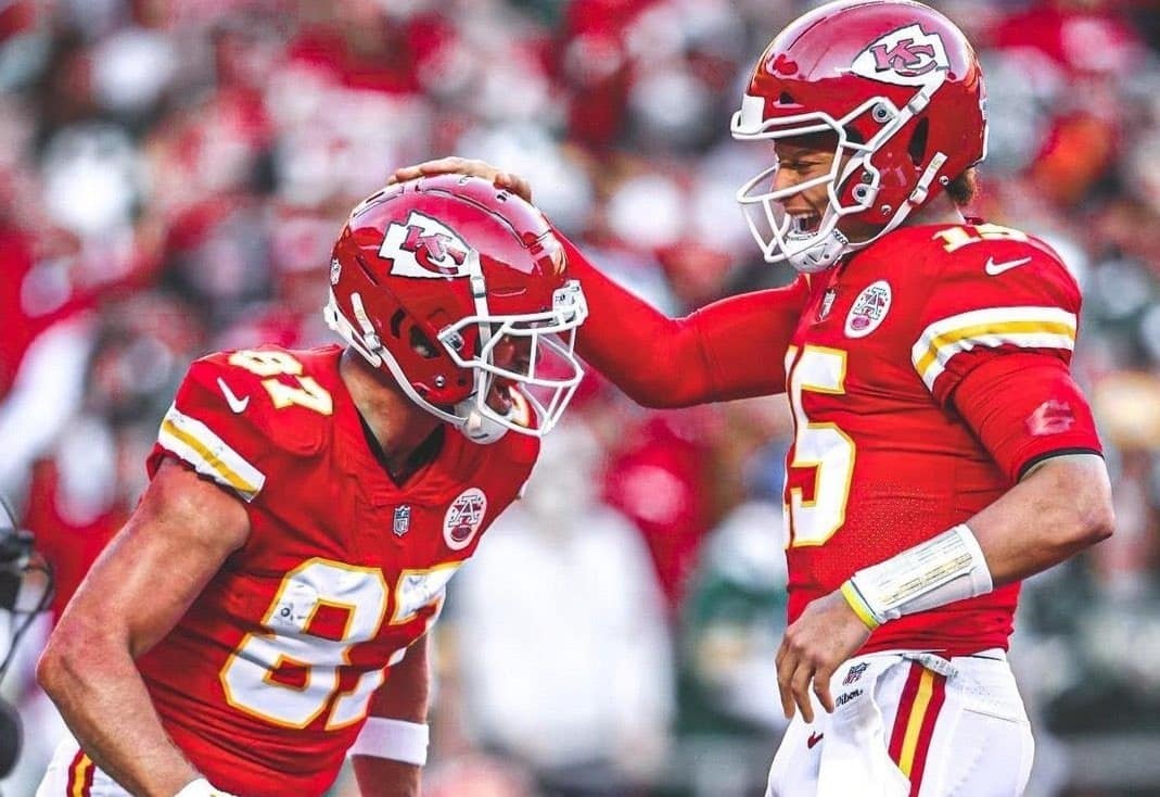 Mahomes y Kelce han conectado 18 touchdowns en sus carreras de playoffs, la mayor cantidad por cualquier dúo en la historia de los playoffs de la NFL.