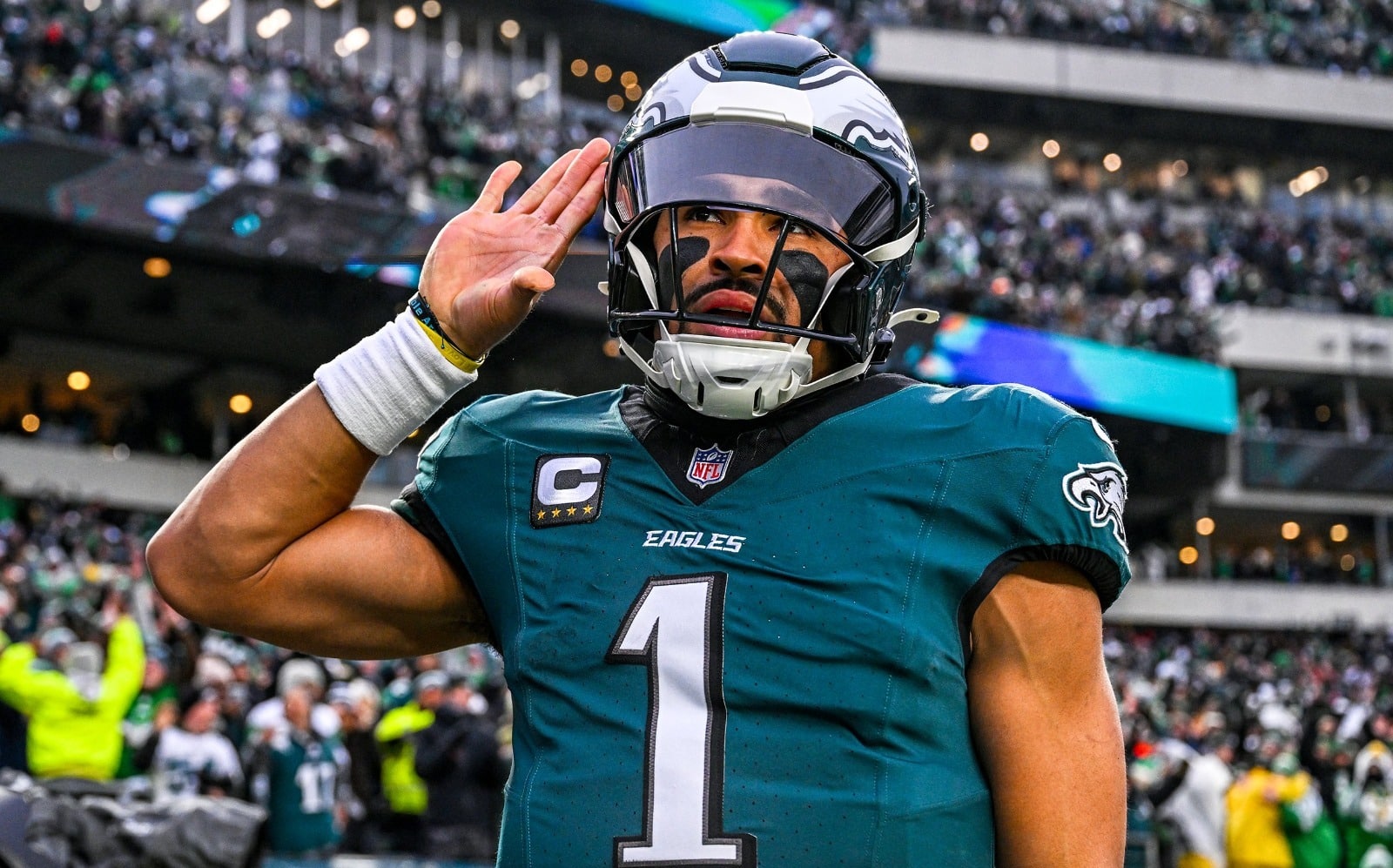 El mariscal de campo de los Philadelphia Eagles, Jalen Hurts, dijo que su rodilla izquierda lesionada está