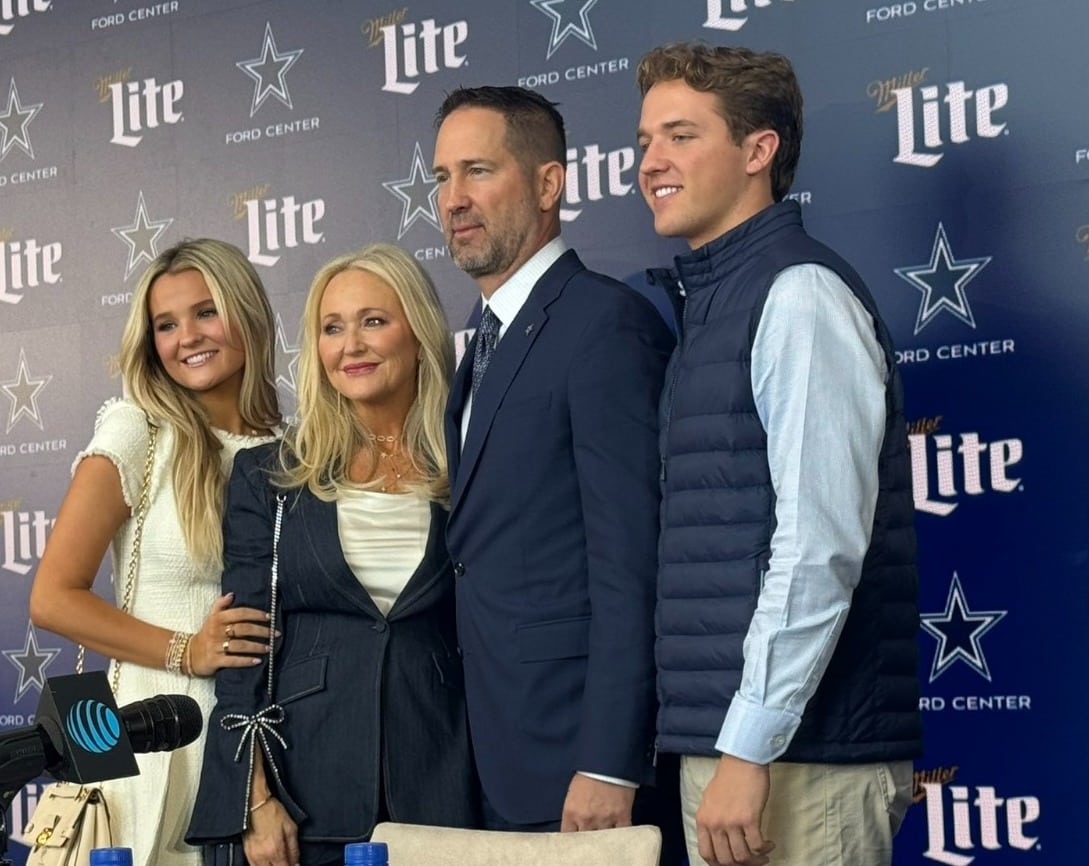 Brian Schottenheimer en compañía de su familia en su presentación.